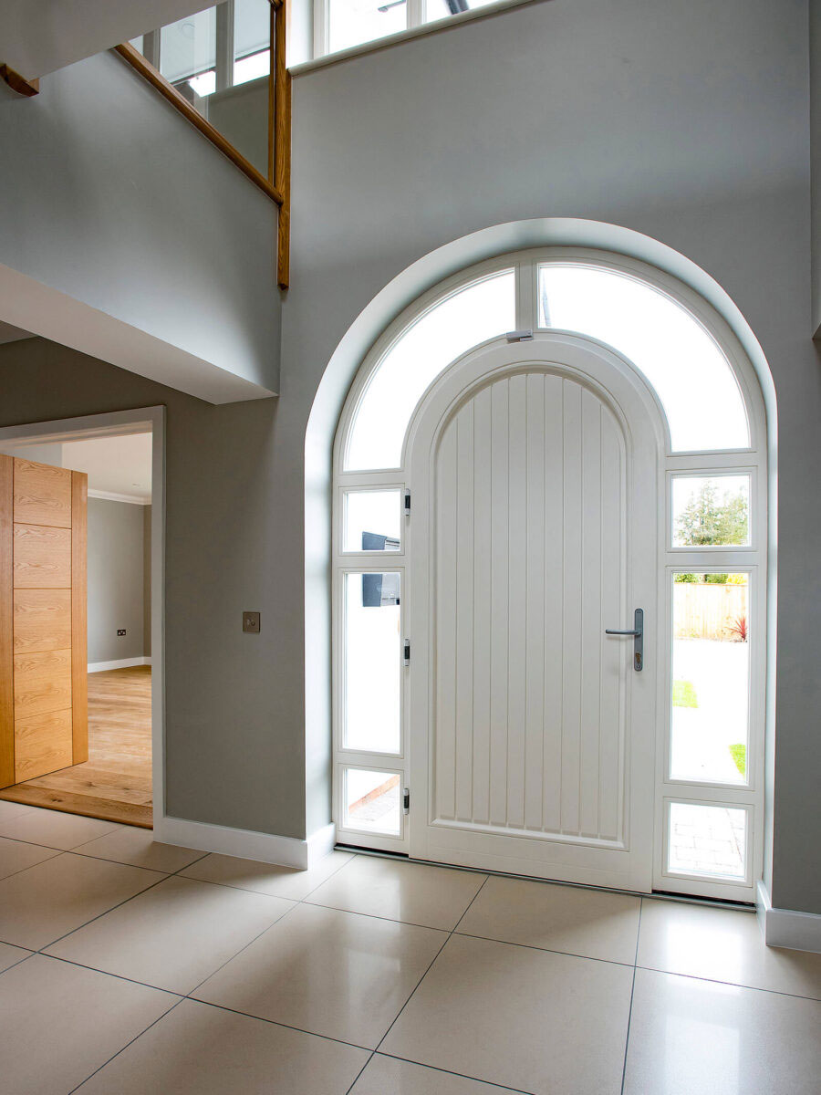 Porta ad arco in legno bianco