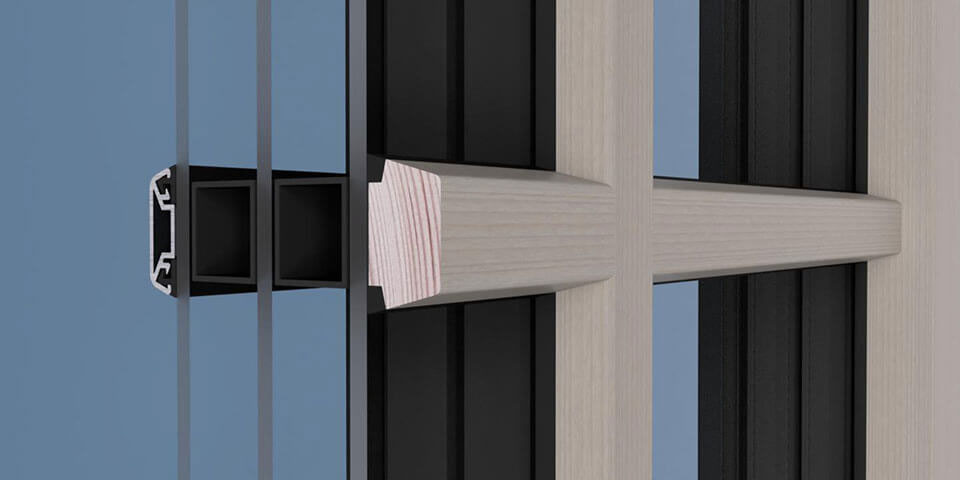 Una montatura montata su un serramento in legno-alluminio della linea Classic con rivestimento in Aluron. Vista dall'interno. 