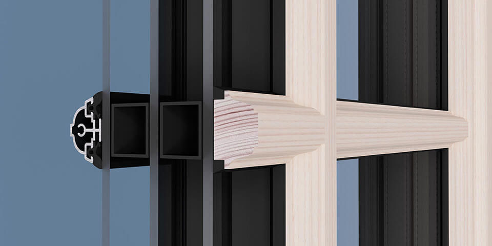 Una montatura montata su un serramento in legno-alluminio della linea Art con rivestimento in Aluron. Vista dall'interno. 
